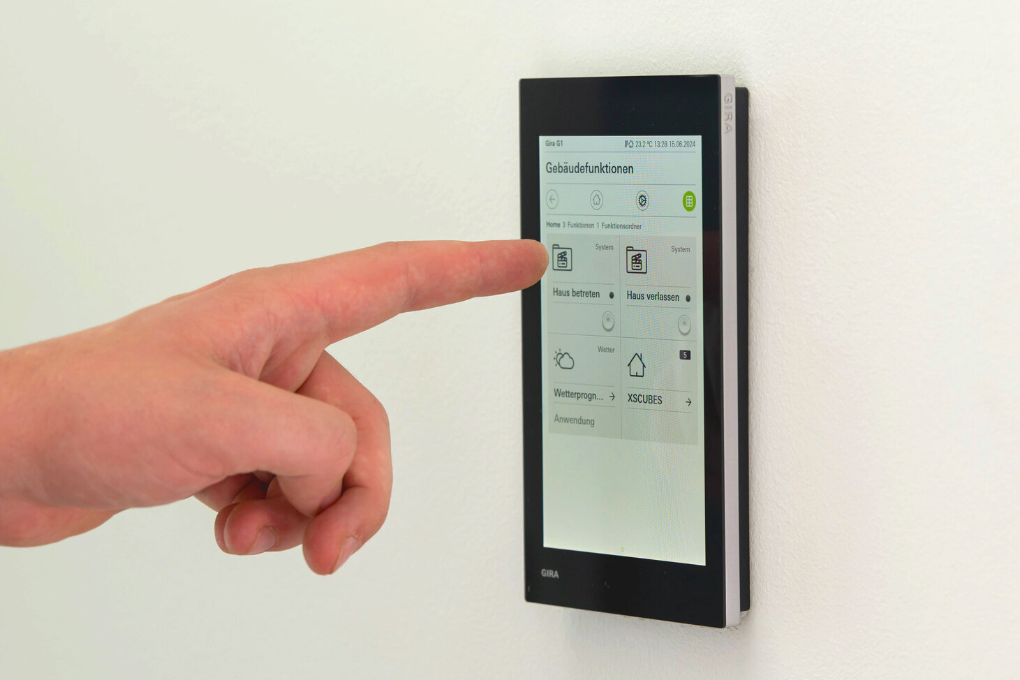 KNX-Bedienpanel von Gira an der Wand