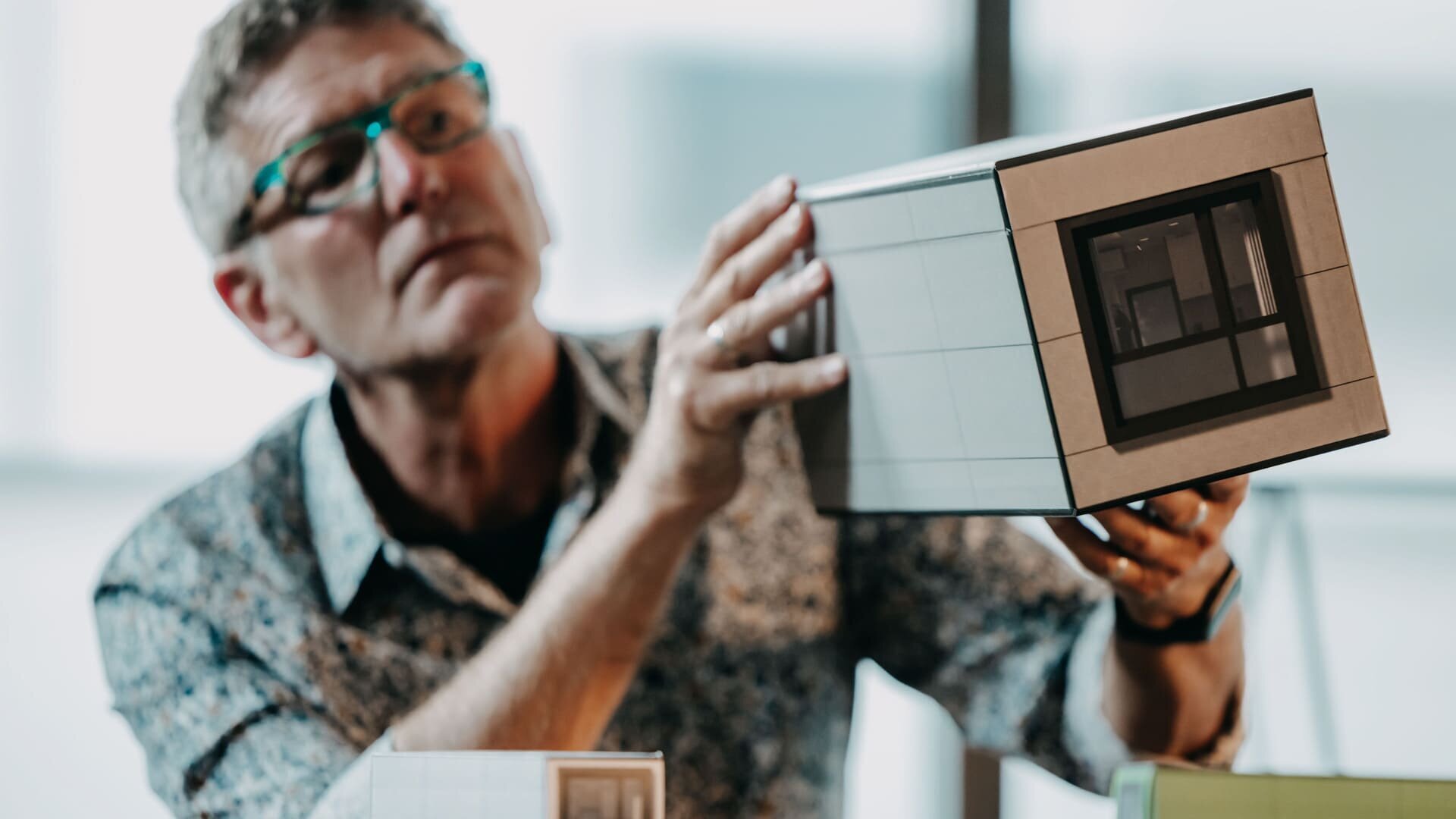 Mann betrachtet das Modell eines XSCUBE-Wohnmoduls