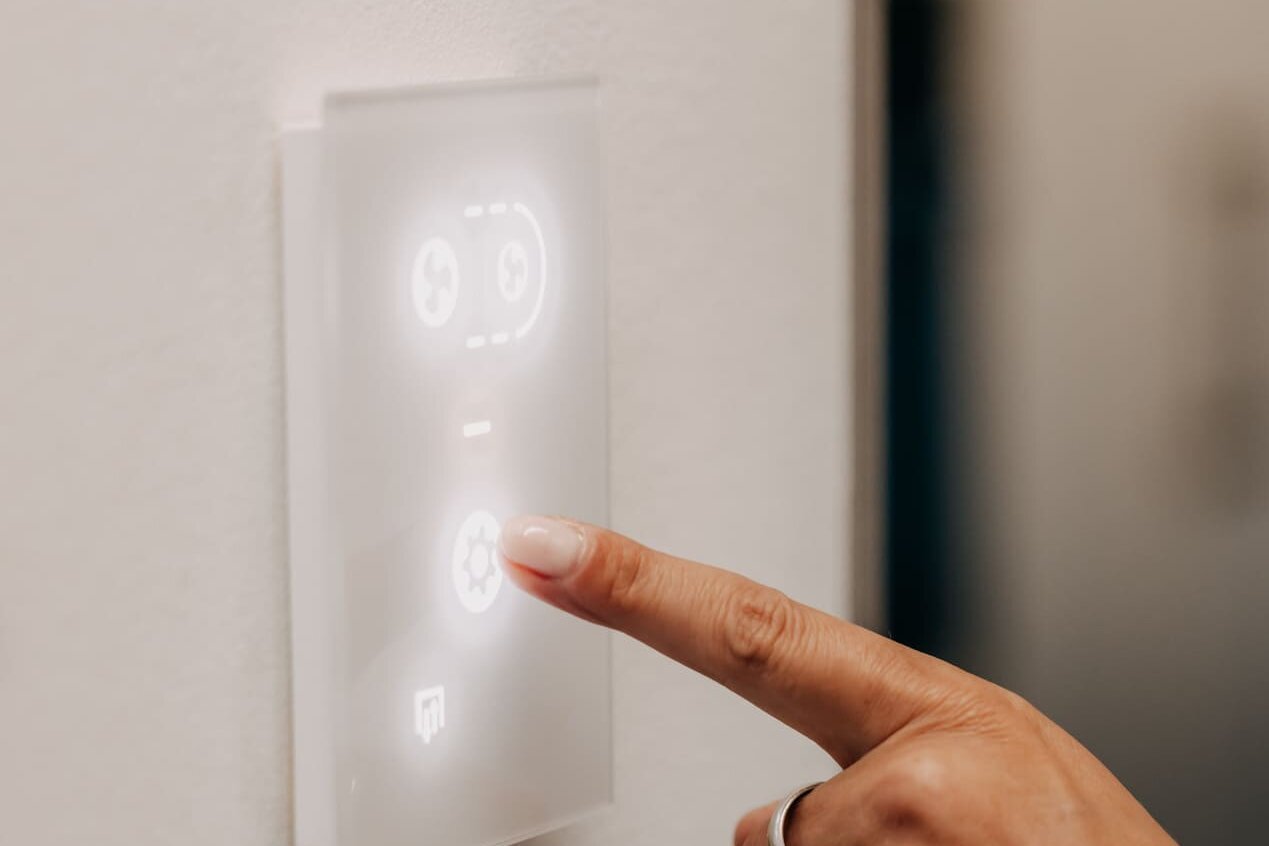 KNX-Bedienpanel von Gira an der Wand