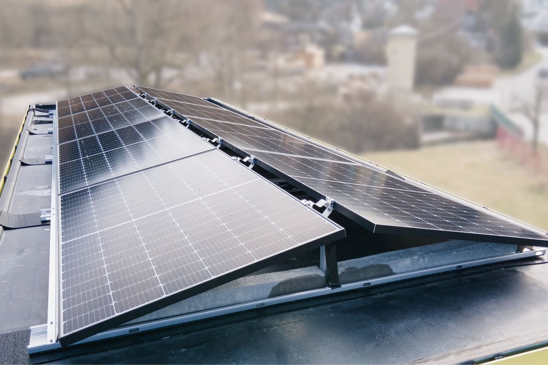 Photovoltaikmodule auf dem Flachdach eines XSCUBE