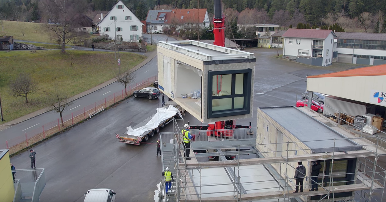 Wohnmodul am Kran